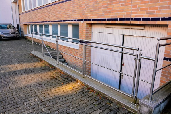 Edelstahl-Absturzsicherung mit Handlauf und Tür-Teil für Stapler-Anlieferungen class=