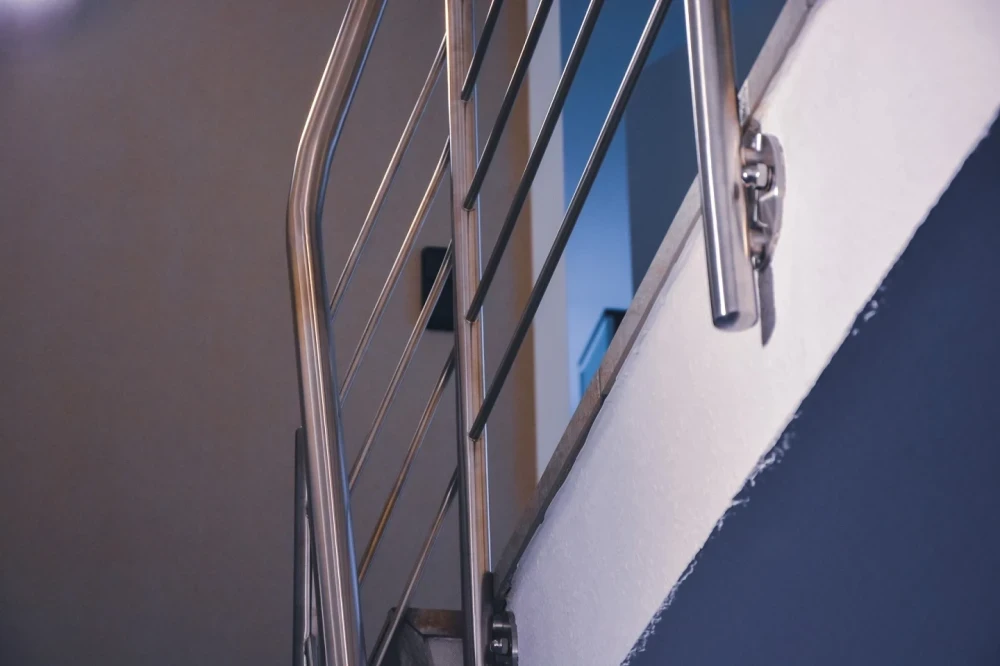 Edelstahl-Treppengeländer mit Edelstahl-Füllstäben class=